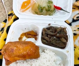 Chàng trai review hộp cơm siêu chất lượng trong khu cách ly: 'Mấy người chê không có nhiều đồ ăn toàn là nói xạo không đó!'