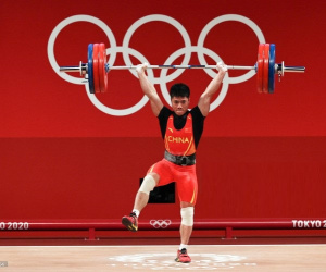 Đô cử Trung Quốc phá 2 kỷ lục Olympic khiến tất cả kinh ngạc vì nâng tạ bằng 1 chân