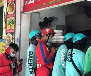 Hà Nội khuyến khích mua online nhưng lại cấm shipper