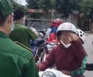 Người phụ nữ chở theo con nhỏ quát tháo đòi 'thông' chốt kiểm soát dịch dù không có giấy tờ