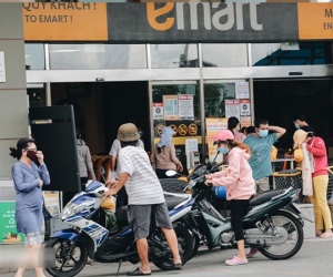 Ảnh: Siêu thị đóng cửa sớm, người dân TP.HCM tranh thủ mua sắm để trở về nhà trước 18h tối