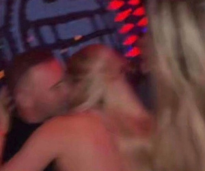 Rooney hoang mang vì bị lộ ảnh thân mật cùng gái lạ trong khách sạn