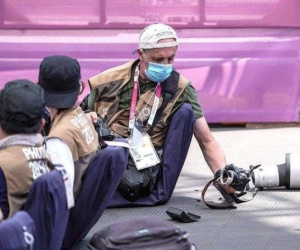 VĐV bóng rổ Olympic lao vào khu vực phóng viên để cứu bóng, ngờ đâu đánh bay 350 triệu trong giây lát