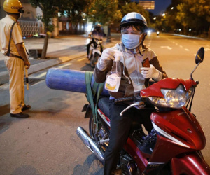 Bất chấp lệnh giới nghiêm, ông bố vẫn lao ra đường chở bình oxy về cứu con