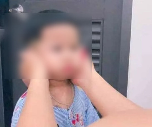 Giãn cách không được ra ngoài, bố trẻ đành cầm kéo làm 'thợ tóc' bất đắc dĩ và cái kết đầy 'hờn dỗi'