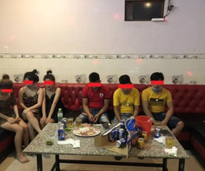 Đang giãn cách xã hội, chủ quán karaoke vẫn cho tụ tập hát hò cùng dàn 'tay vịn'