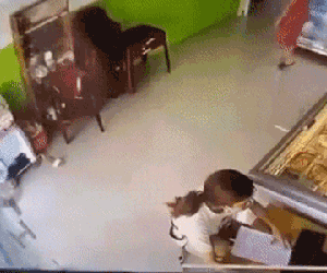 Kính cường lực cửa ra vào vỡ tan tành vì... một cơn gió, người phụ nữ mặt tái mét không dám động đậy