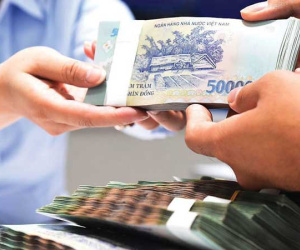 Lãi suất tiết kiệm thấp kỷ lục, dân ít gửi tiền vào ngân hàng