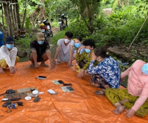 Nhóm người sử dụng bộ đàm lên núi đánh bạc