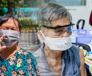 Ảnh: Các cụ già và người nghèo ở Sài Gòn vui mừng vì được tiêm vaccine Covid-19 miễn phí