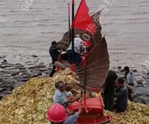Thiên tai sắp sửa ập đến, hội bô lão rủ nhau ra bờ biển tụng kinh, đốt tiền vàng để... 'đuổi bão'