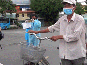 Người dân Phú Yên rơi nước mắt, đạp xe đạp ra bến xe về quê trong mùa dịch ở TP.HCM