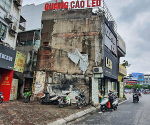 Cận cảnh hàng loạt 'lô cốt kỳ dị' ôm trọn vỉa hè Hà Nội