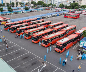 Ảnh: 20 chiếc xe khách giường nằm lăn bánh chở người dân từ TP.HCM về quê Phú Yên