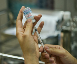 Hà Nội: Tạm đình chỉ cán bộ phường 'ưu ái' đưa 4 người thân tiêm vaccine Covid-19