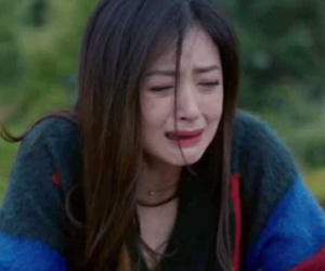 Ngày tôi nằm viện, anh hàng xóm đến thăm, trước khi rời đi anh dúi vào tay xấp tiền và nói một câu khiến tôi hoang mang