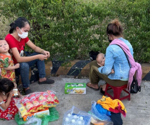 Hi hữu: 2 ông chồng 'bỏ quên' vợ và con nhỏ giữa đường khi chạy xe máy từ Bình Dương về Nghệ An tránh dịch