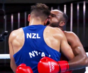 Khoảnh khắc phi thể thao nhất Olympic Tokyo: Võ sĩ boxing há cái 'miệng đầy nước' để cắn vào mặt đối thủ
