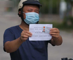 Ảnh: Phòng chống dịch Covid-19, một phường ở Hà Nội phát phiếu ra đường cho người dân 1 lần 1 ngày