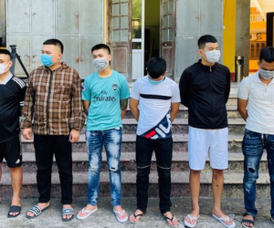 Không đòi được tiền, mang vòng hoa tang đặt trước cửa nhà người thân của con nợ để 'khủng bố'