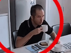 Khoảnh khắc người đàn ông bị đột quỵ khi đang ăn sáng cùng vợ:  Nhận biết dấu hiệu và cách xử lý để người bệnh có cơ hội được cứu sống