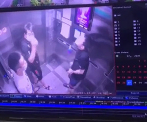 Hà Nội: Nam thanh niên khạc nhổ trong thang máy chung cư, lấy khẩu trang lau miệng rồi treo lên lọ nước sát khuẩn