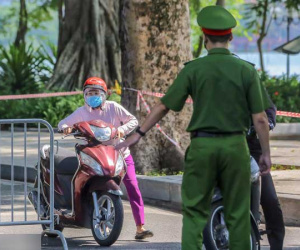 Cận cảnh Hà Nội triển khai kiểm tra giấy tờ người dân lưu thông trên đường