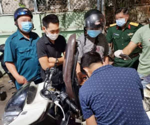 Ra đường sau 18h để mua ma túy, nam thanh niên bỏ lại cả bạn gái để chạy trốn khi bị kiểm tra