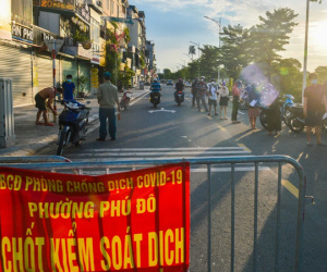 Ảnh: Lập chốt tại các làng ở quận Nam Từ Liêm, người dân ra ngoài không cần thiết sẽ bị xử phạt