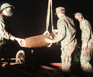 Hà Nội: Trục vớt quả bom nặng 230kg dưới chân cầu Chương Dương