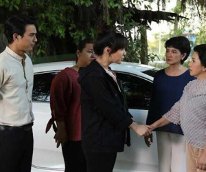 Thông gia giàu có lên chơi, bố mẹ tôi biếu chút quà rồi đứng hình vì hình ảnh ngoài ngõ