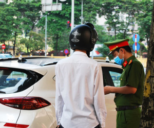 Chuyện tại chốt kiểm soát dịch ở Hà Nội: Nữ giám đốc không có giấy thông hành vì... không thể ký cho mình!