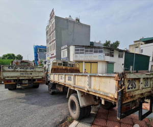 Điều xe tải, dựng container chặn cứng lối ra vào phường ở Hà Nội