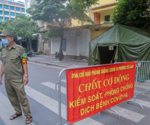 Tận thấy lực lượng chức năng dựng lều dã chiến, kiểm soát người lưu thông trên đường