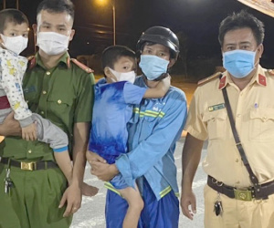 Nhớ cha, anh 8 tuổi dắt em 6 tuổi đi bộ từ Hậu Giang qua tới Cần Thơ để tìm gặp