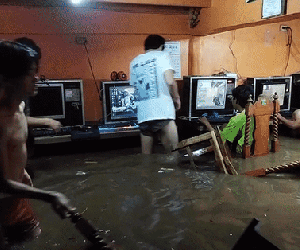 Chuyện chỉ có ở Philippines: Mặc kệ lũ lụt ngập cả mét, quán net vẫn chật kín game thủ say sưa sát phạt