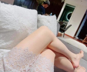 Lệ Quyên đăng ảnh mặc đồ ngủ sexy, công khai đang sống chung với tình trẻ?