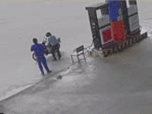 Nguyên PCT huyện ném sầu riêng vào nhân viên cây xăng vì bị nhắc đeo khẩu trang