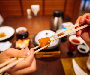 7 việc nhất định phải kiêng làm khi ngồi ăn cơm kẻo rước xui xẻo vào mình, làm gì cũng thất bại