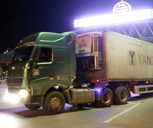Đối tượng truy nã bám dưới gầm xe contener để di chuyển từ vùng dịch về quê