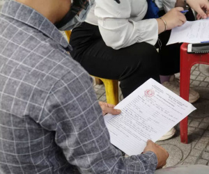 Hai cô gái bị phạt 4 triệu đồng vì lý do ra ngoài mua điện thoại