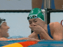 Diệu kỳ Olympic: Kình ngư Nam Phi khóc ngất vì lập kỷ lục thế giới, đối thủ ôm chúc mừng