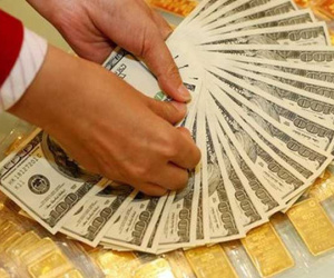 Giá vàng trụ vững trên đỉnh cao, USD giảm kỷ lục