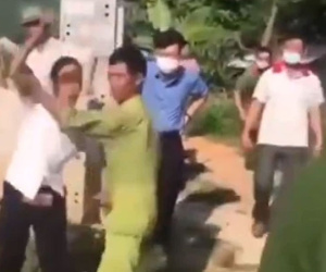 Vụ bà ngoại không cho cháu nhập hộ khẩu: Bỏ mặc cháu ở ủy ban xã suốt 2 ngày, công an tới thuyết phục thì cầm gạch tấn công