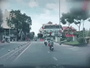 Video: Người đàn ông ngoái đầu nhìn phương tiện phía sau và cú đâm đầy tai hoạ