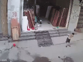 Vừa ra trước cửa nhà 'uốn éo' tập thể dục, người đàn ông bị công an 'hộ tống' lên phường