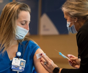 Tổng thống Joe Biden muốn mỗi người Mỹ tiêm vaccine được tặng 100 USD