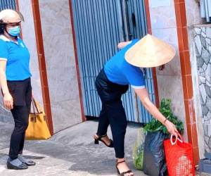Nhận đồ đi chợ đưa đến tận nhà, tôi có cần xịt khử khuẩn toàn bộ trước khi cầm vào gói hàng?