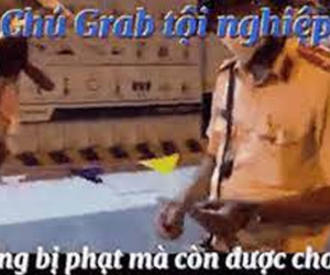 TP.HCM: Nam shipper bị CSGT yêu cầu xử phạt vì ra đường sau 18h và cuộc trò chuyện sau đó khiến ai cũng ấm lòng
