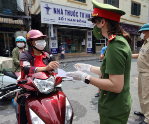 Hà Nội: Cầm thẻ, căn giờ, bịt kín ra chợ, mua nhanh về liền